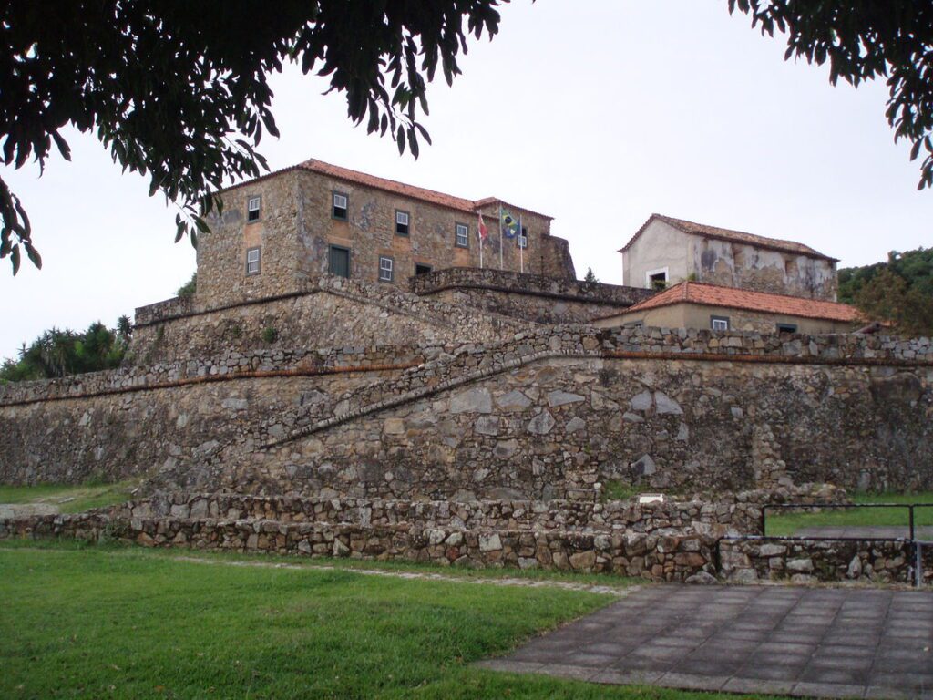 A Fortaleza de São José da Ponta Grossa fica localizada entre as praias do Forte e de Jurerê, ao norte da Ilha de Santa Catarina