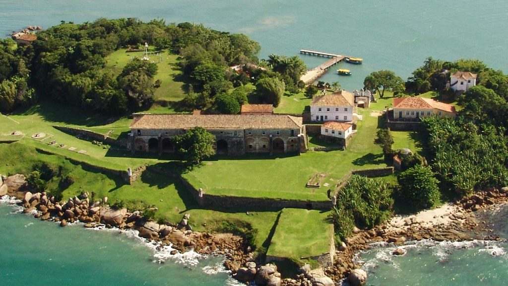 A Fortaleza de Santa Cruz de Anhatomirim compõem a história da Ilha de Santa Catarina. Foi criada como parte do sistema defensivo militar.