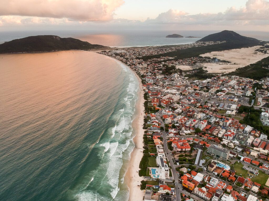 Saiba tudo sobre a praia dos Ingleses, localizada no Norte da Ilha, em Florianópolis. Esta praia tem muitas histórias pra contar