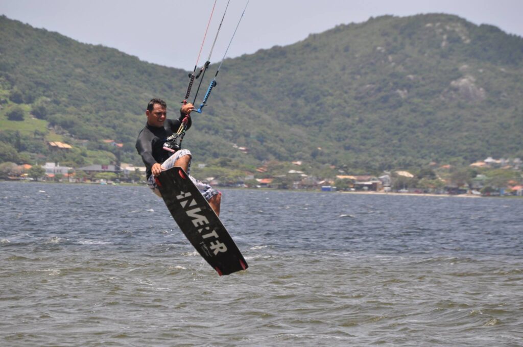 Conheça mais do esporte Kitesurf e como praticá-lo em Florianópolis. Saiba a história do kite e os picos de Floripa para se divertir