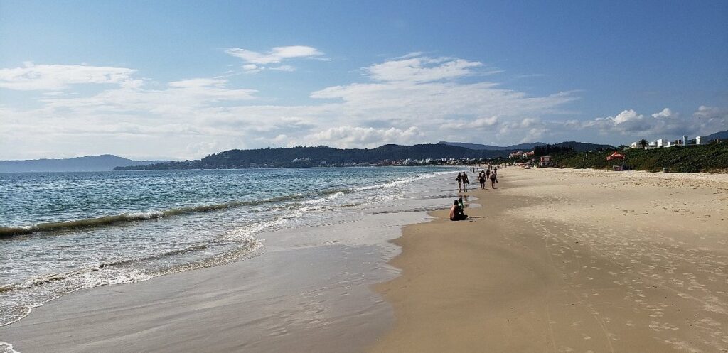 A praia de Jurerê tradicional é uma das praias mais famosas de Florianópolis, situada no Norte da Ilha de Santa Catarina. 