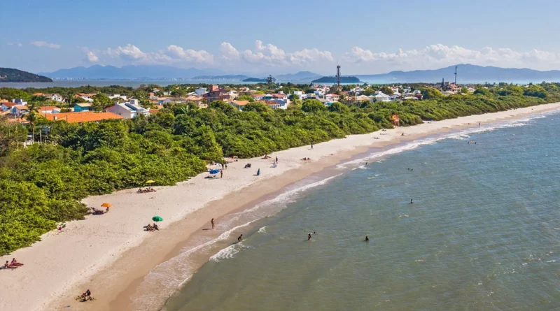 Vamos conhecer a Praia da Daniela, que é uma das mais belas e preservadas praias de Florianópolis e fica localizada na região norte da Ilha.