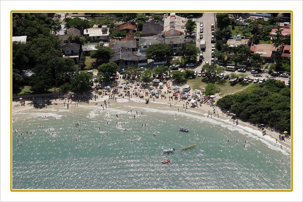 A praia conta com uma infraestrutura básica, com algumas opções de bares e restaurantes. No entanto, o grande destaque da Praia da Daniela é a sua beleza natural. 