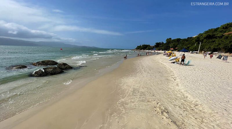 Apraia do Forte, no norte da Ilha, é uma das praias mais populares e visitadas em Florianópolis devido a sua históriae fortificação.