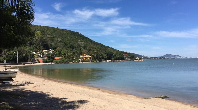 A Praia do Sambaqui é uma das praias mais tranquilas, rota gastronômica e charmosas de Florianópolis. Localizada no norte da ilha.
