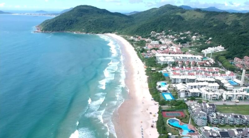 A Praia Brava, no norte da Ilha, em Florianópolis é uma praia isolada. A Brava está localizada entre Ponta das Canas/Lagoinha e Ingleses