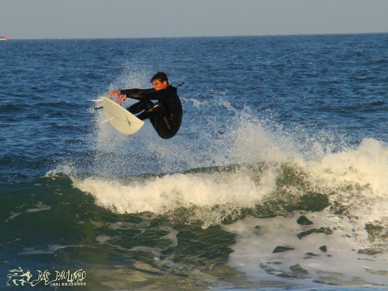 O surf é um esporte consolidado em Florianópolis(Floripa) desde a década de 90. Entenda sobre o esporte e onde praticá-lo na Ilha da Magia
