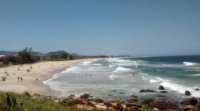 A Praia do Morro das Pedras é uma das mais belas praias de Florianópolis, localizada no sul da Ilha, atrai surfistas e kitesurfistas