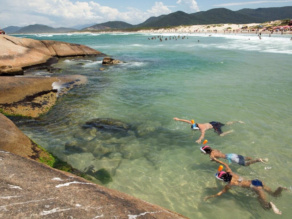 Conheça a Praia da Joaquina,  um dos destinos mais famosos de Florianópolis, conhecida por suas ondas perfeitas e bela paisagem natural. 