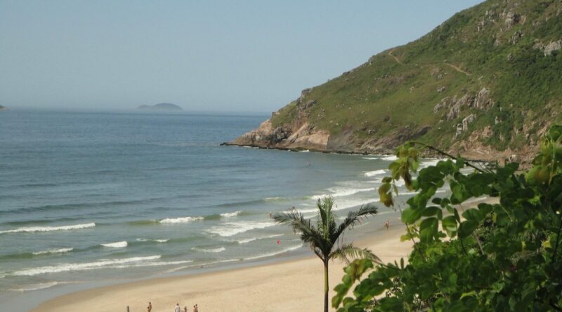 A Praia da Solidão é uma das praias mais preservadas e menos frequentadas de Florianópolis. Ao sul da Ilha de Santa Catarina a praia é linda
