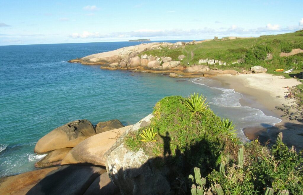 A Praia do Gravatá fica localizada na região leste da Ilha de Santa Catarina, sendo um tesouro da Ilha de Santa Catarina, Florianópolis