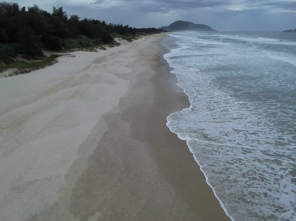 A Praia do Moçambique é uma das praias mais extensas de Florianópolis e mais preservadas, pois faz parte do Parque Florestal do Rio Vermelho.