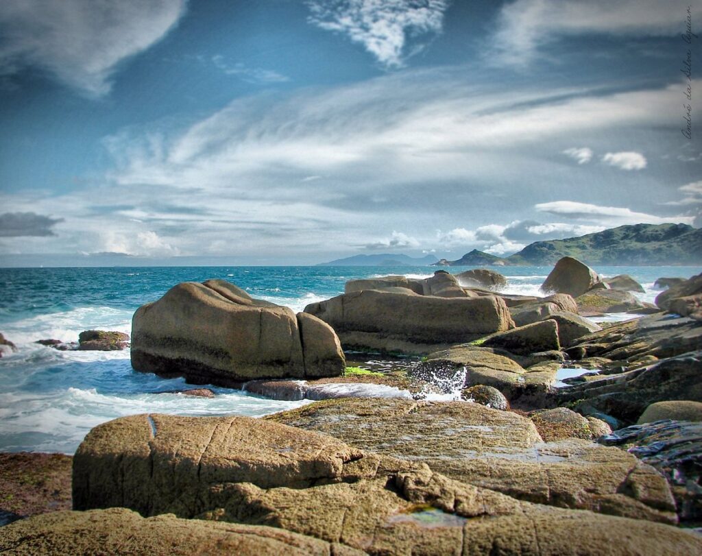 A praia da Galheta, localizada entre a Mole a Barra da Lagoa, é a única praia oficial de naturalista e de nudismo de Florianópolis