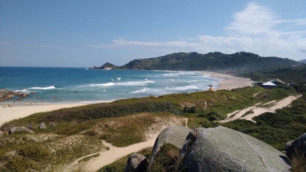A Praia Mole, localizada no leste da ilha de Florianópolis, é conhecida por suas ondas fortes e extensa faixa de areia