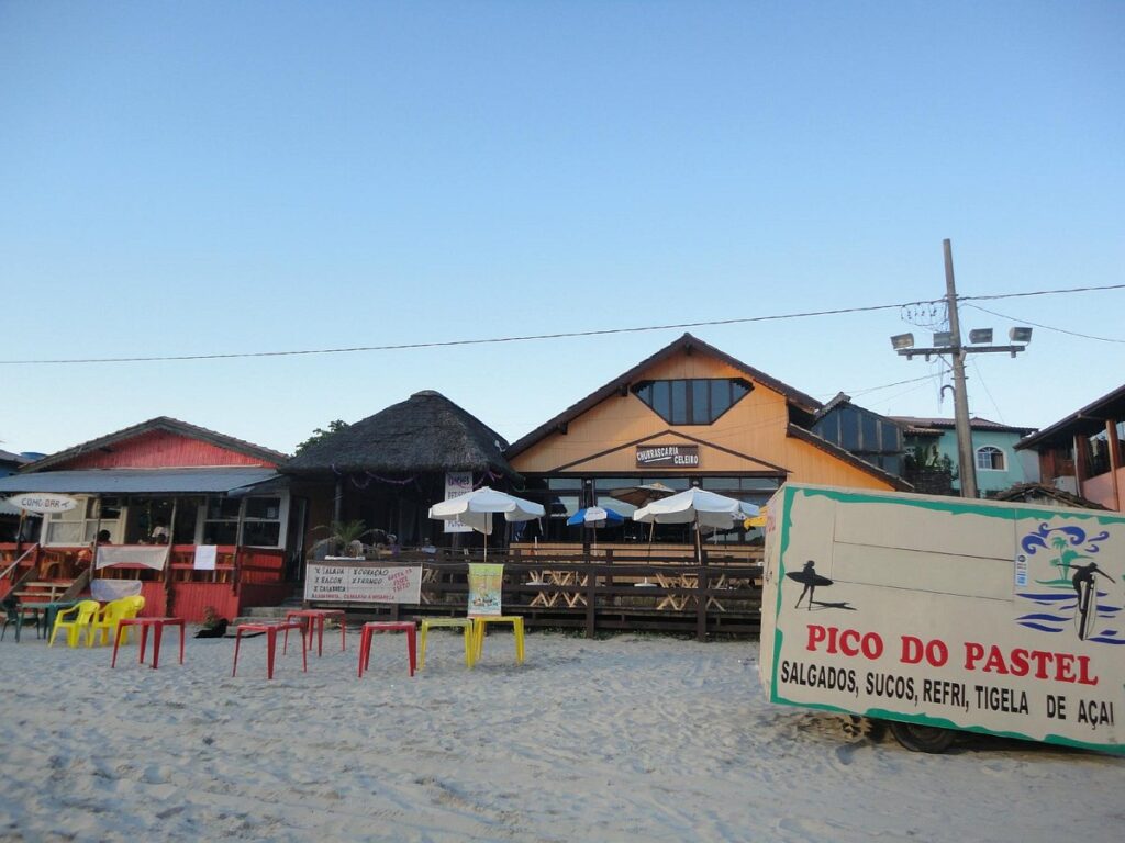 A Praia do Pântano do Sul é uma das mais antigas de Florianópolis, sendo um dos destinos para quem procura tranquilidade. 