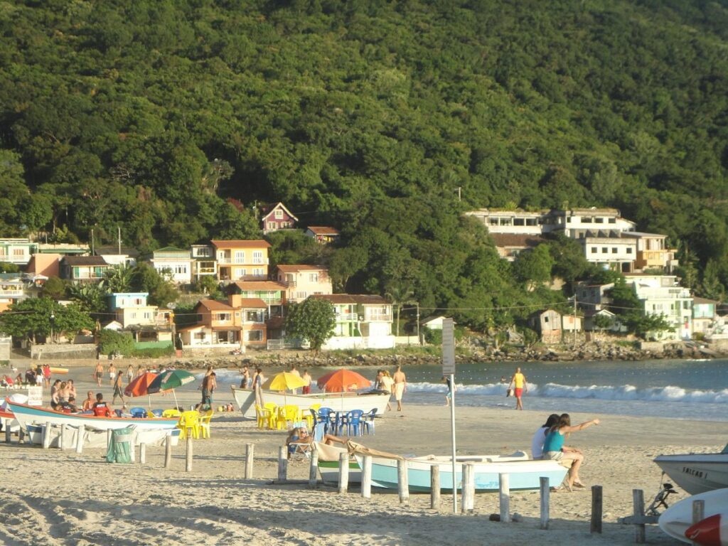 A Praia do Pântano do Sul é uma das mais antigas de Florianópolis, sendo um dos destinos para quem procura tranquilidade. 