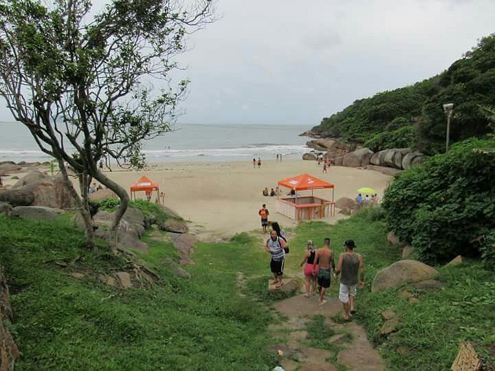 Conheça a prainha da Barra da Lagoa, vizinha da praia da Barra, em Florianópolis, um balneário perto das piscinas naturais. Vem conhecer!