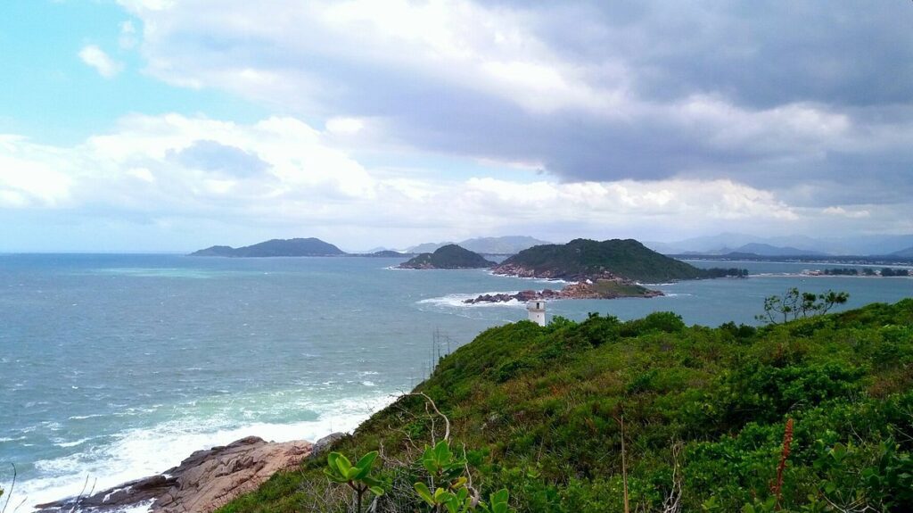A Praia de Naufragados, na barra sul da ilha, também é uma das mais isoladas e preservadas de Florianópolis. 