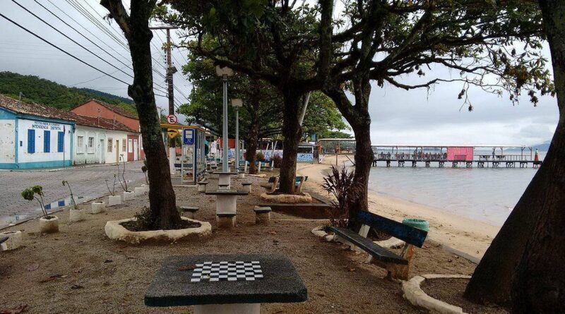 A Praia do Ribeirão da Ilha é um verdadeiro tesouro de Florianópolis, famosa por suas águas calmas, beleza natural e rica história.